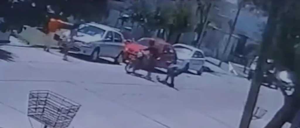 Video: motochorro pierde su pierna ortop&eacute;dica y lo detuvieron a patadas