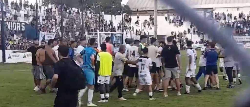 Video: un partido en C&oacute;rdoba termin&oacute; a las pi&ntilde;as entre hinchas y jugadores
