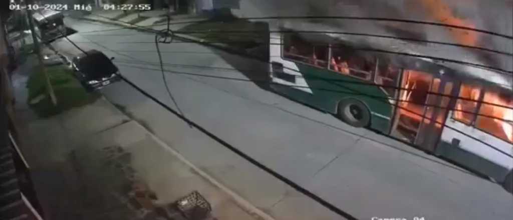 Video: tres jóvenes prendieron fuego un colectivo en plena calle