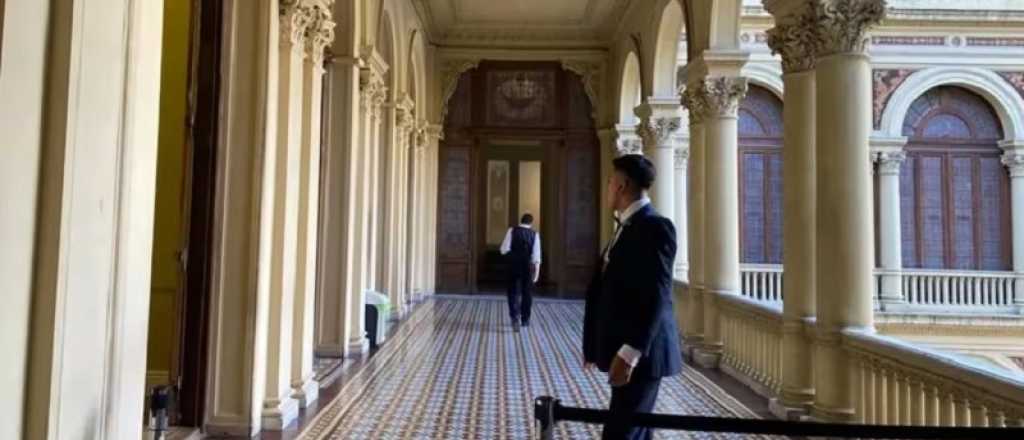 Mozos de la Casa Rosada contra Milei por la reducci&oacute;n de sus salarios