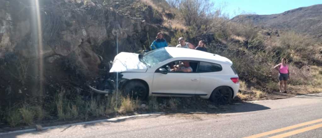 Un auto chocó contra la pared de una ruta en San Rafael: hay dos heridos