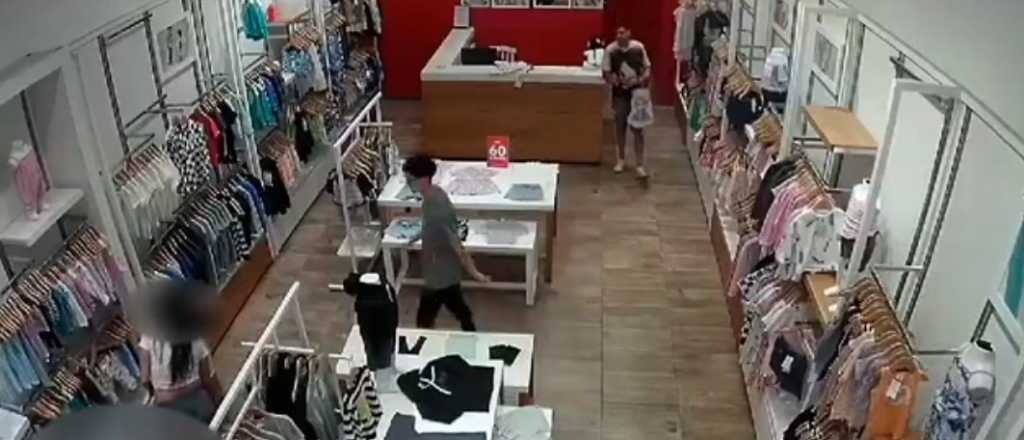 Video: una pareja usa a dos niñas para robar en un local de Jumbo