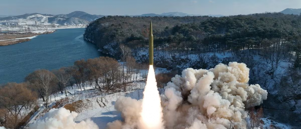 Corea del Norte amenaza con un misil supersónico de combustible sólido