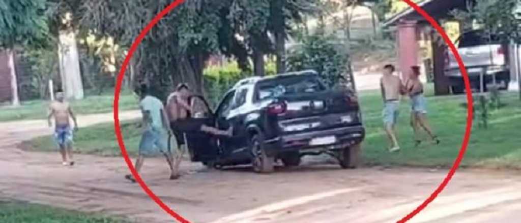 Video: pararon a ayudar un hombre pero le rompieron la camioneta por "tibio"