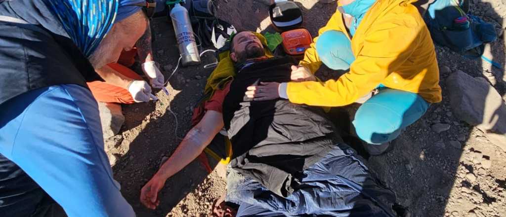 Impactantes imágenes del rescate de un andinista en grave estado del Aconcagua