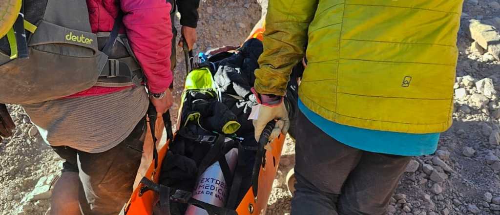 Impactantes im&aacute;genes del rescate de un andinista en grave estado del Aconcagua