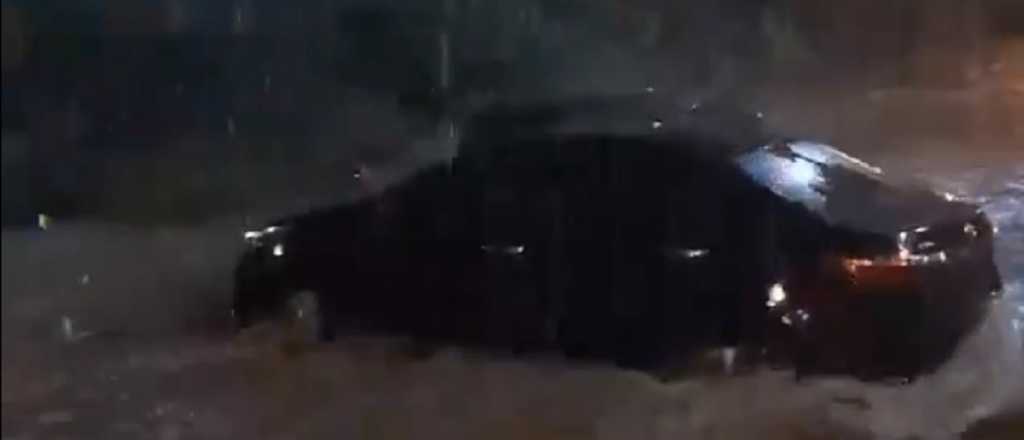 Videos: fuerte temporal en Jujuy arrastró autos y ocasionó destrozos