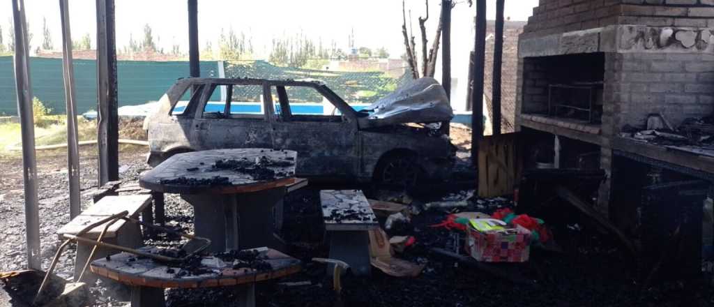 Feroz incendio consumió un quincho familiar en Junín