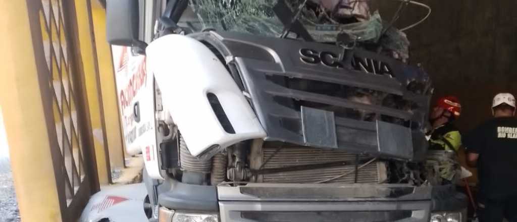 Choque múltiple en los caracoles de Chile: 1 auto, 2 camionetas y 3 camiones