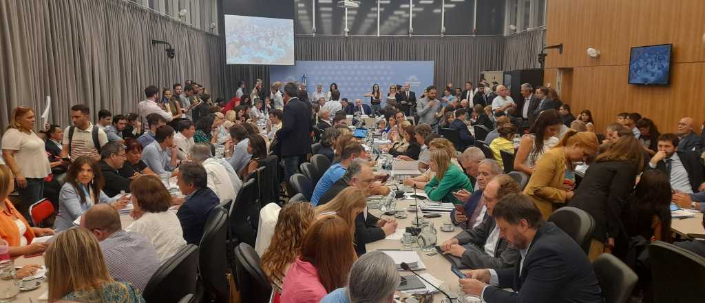 El oficialismo logr&oacute; el apoyo opositor: la ley &oacute;mnibus llegar&aacute; al recinto