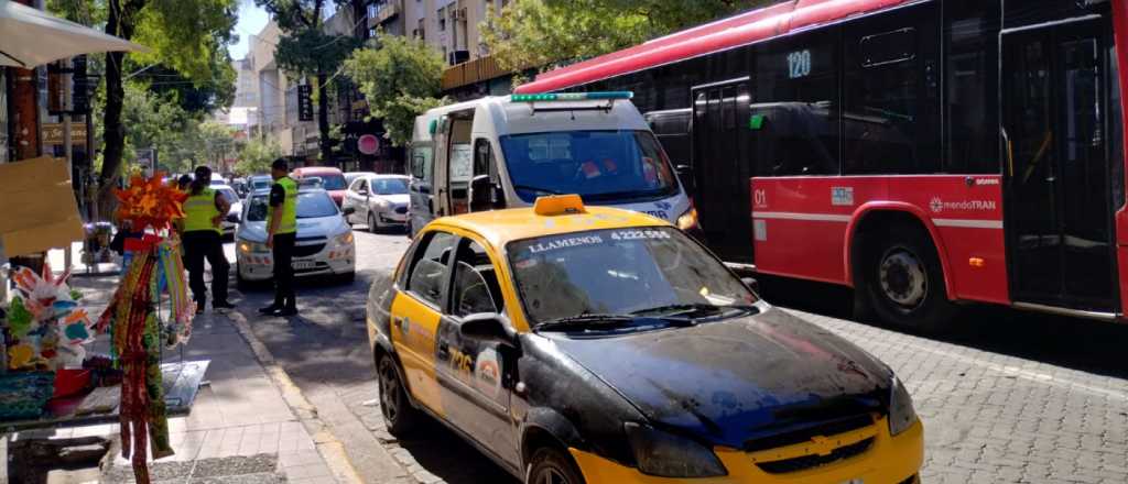 Video: ins&oacute;lito accidente en Ciudad mientras un taxi remolcaba a otro