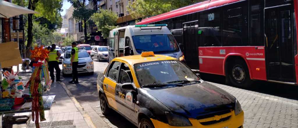 Video: insólito accidente en Ciudad mientras un taxi remolcaba a otro