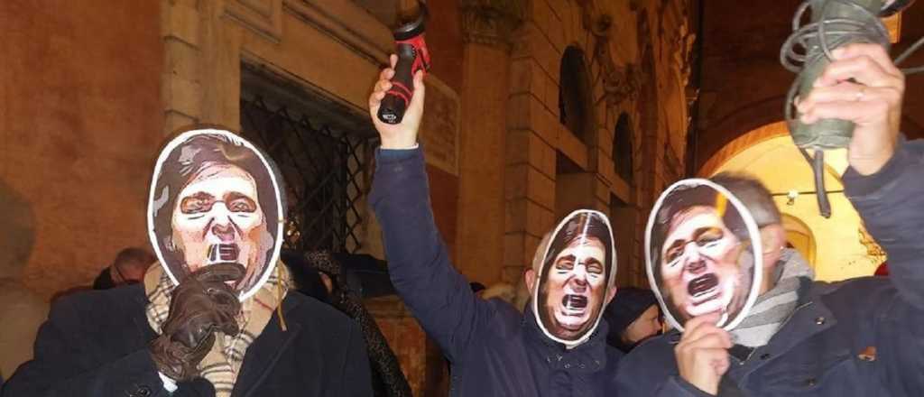 Manifestantes italianos de ultraderecha protestaron con caretas de Milei 