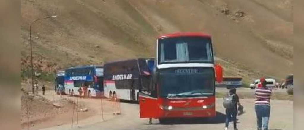 Video: largas filas en la Aduana para cruzar desde Chile a Mendoza
