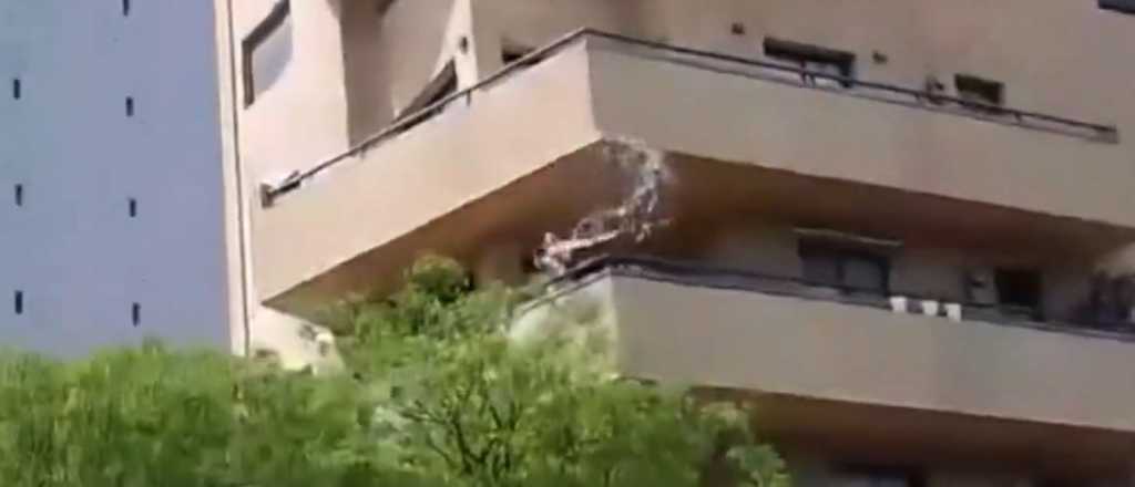 Video: un empresario les tiró agua hirviendo a los que marchaban por el paro