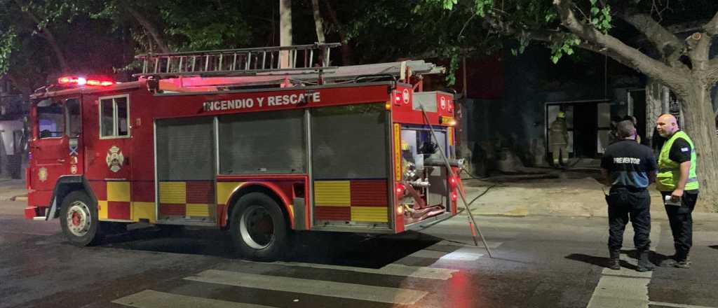 Se incendió una panadería en Guaymallén y un bombero resultó herido