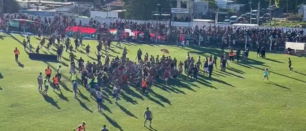Locura en el f&uacute;tbol uruguayo: ascendieron y sus hinchas golpearon a rivales