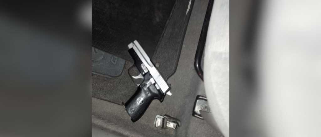 Detuvieron a un hombre que manejaba con un arma cargada en Godoy Cruz