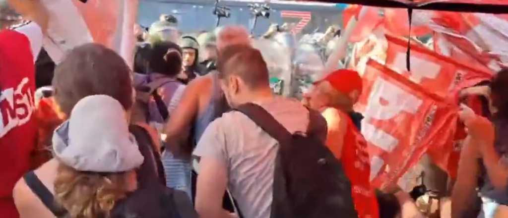 Incidentes en las afueras del Congreso mientras se debate la Ley &Oacute;mnibus