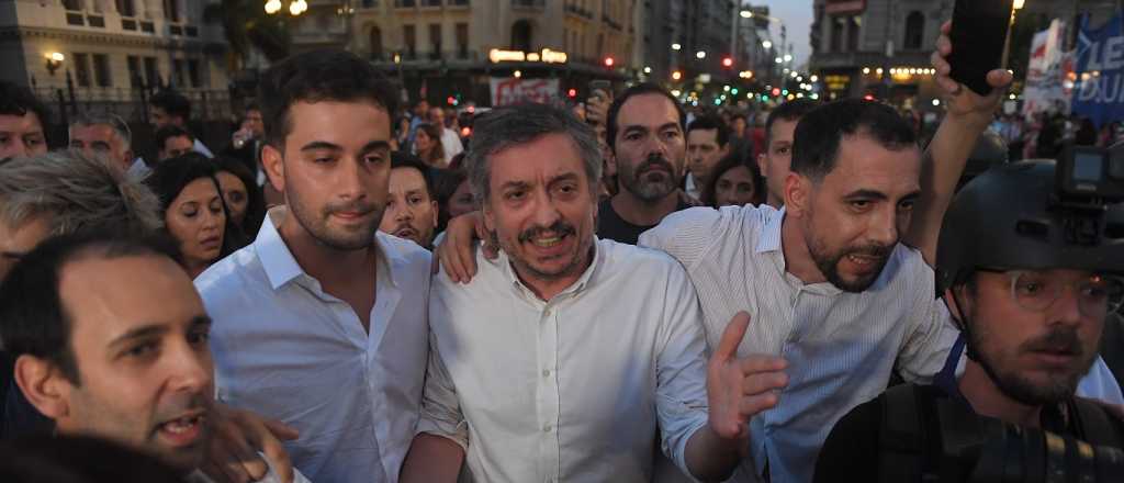 Diputados dejaron la sesi&oacute;n acusando represi&oacute;n fuera del Congreso