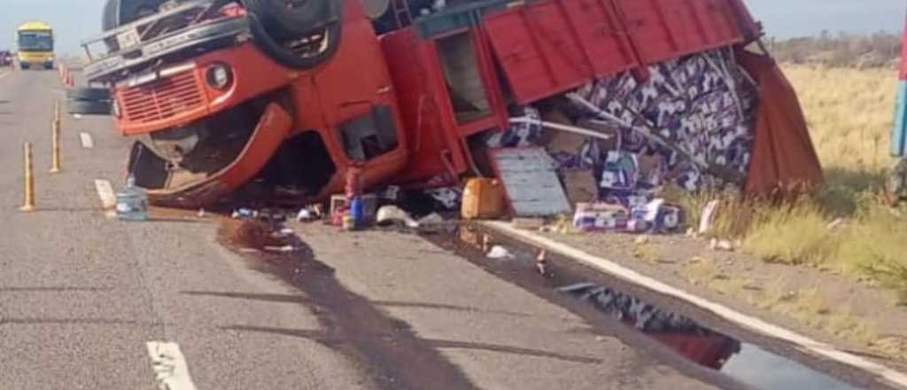 Un cami&oacute;n volc&oacute; en la Ruta 40 y hubo demoras en el tr&aacute;nsito