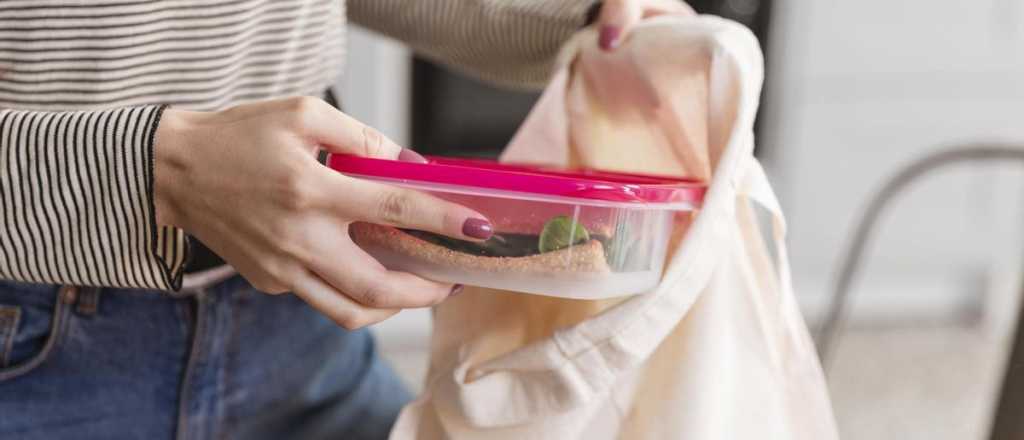 Video: el truco m&aacute;s f&aacute;cil para dejar como nuevos tus tuppers percudidos