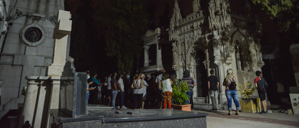Las visitas nocturnas al cementerio de Ciudad con "aires de vendimia"