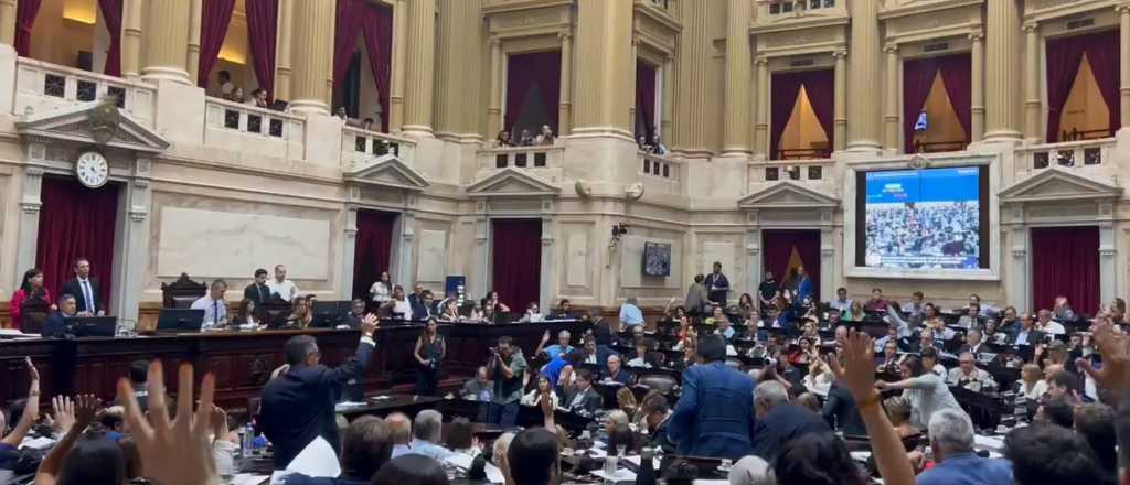 Diputados de izquierda se levantaron en el minuto de silencio por Piñera