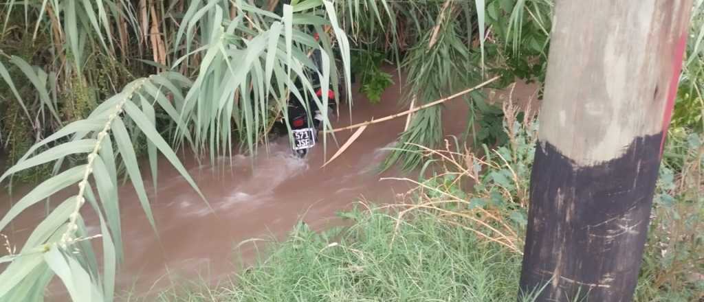Una mujer chocó con su moto y murió al caer a un canal en Maipú