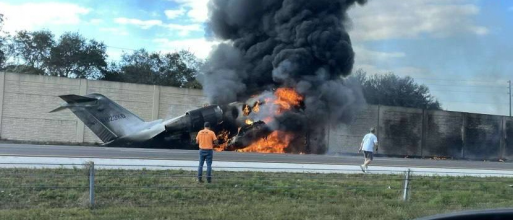 Dos personas murieron al estrellarse un avión en una autopista de EEUU