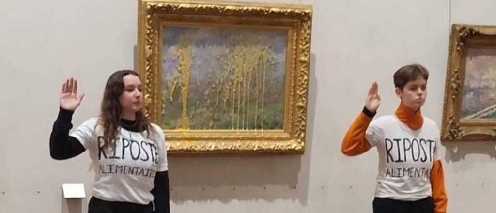Video: activistas clim&aacute;ticas le arrojaron sopa a una obra de Monet