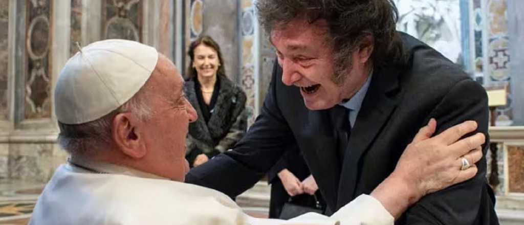 Saludo y abrazo fuera de protocolo, el primer encuentro del Papa y Milei