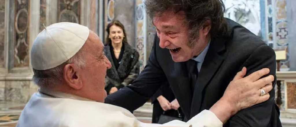 Saludo y abrazo fuera de protocolo, el primer encuentro del Papa y Milei