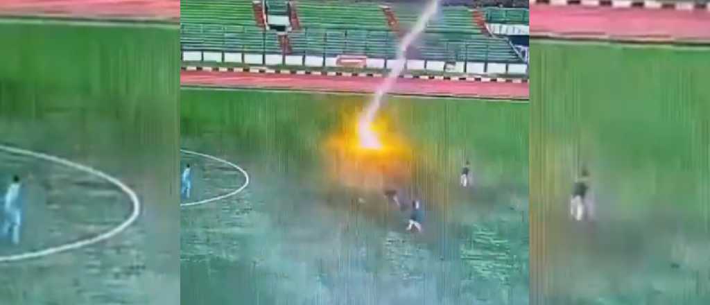 Video: un rayo mató a un futbolista de 34 años en medio de un partido