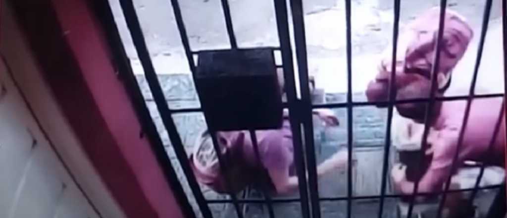 Una detenida por robo en Ciudad se "volvió loca" en el móvil policial y lo dañó