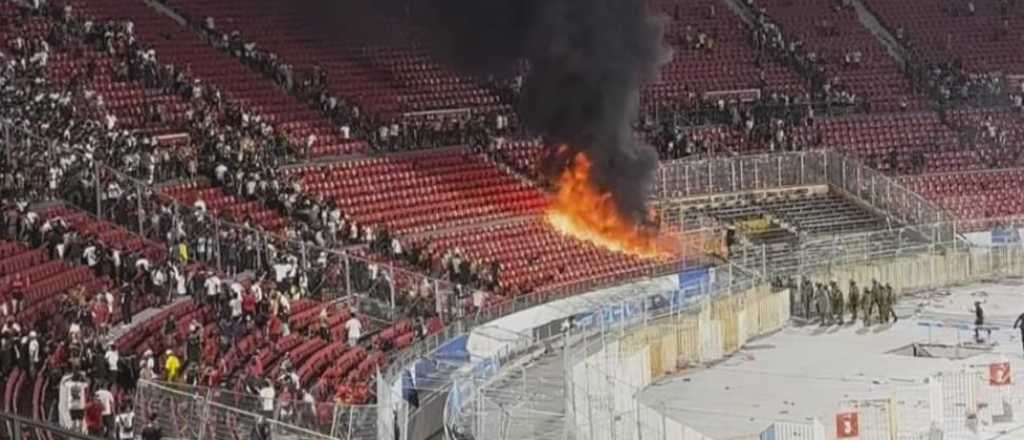 Violencia: hinchas de Colo Colo prendieron fuego la tribuna en la Supercopa