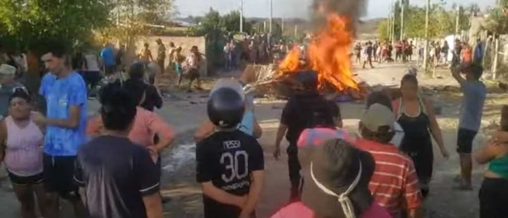 Videos: vecinos queman pertenencias de delincuentes de Tupungato