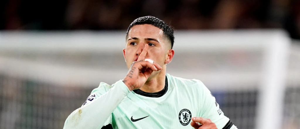 Enzo Fern&aacute;ndez le regal&oacute; su camiseta de Chelsea a un hincha de River