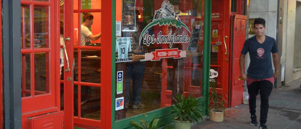 Así es comer en "Los Inmigrantes": pizza al corte en la puerta de la Galería Tonsa 