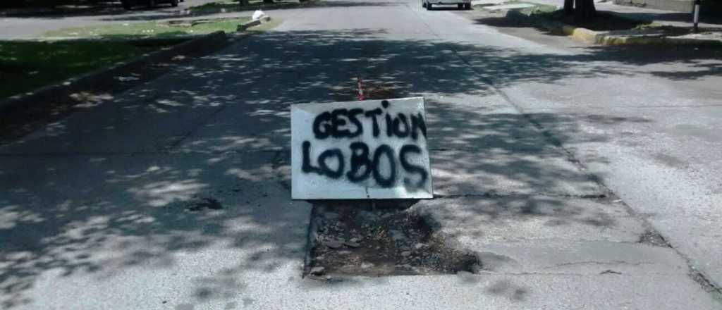 "Decoran" pozos de Guaymall&eacute;n con carteles contra Lobos