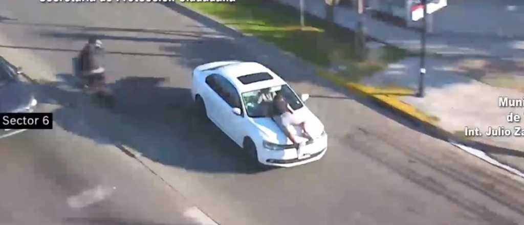 Impactante video: chocó y arrastró a otro conductor colgado en el capot