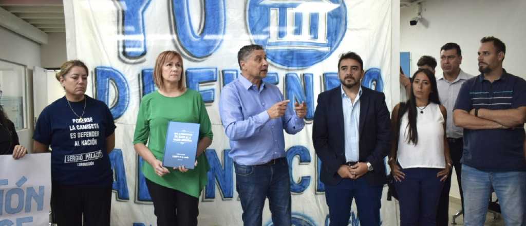 Bancarios "abrazan" al Nación en Mendoza por temor a que lo privaticen