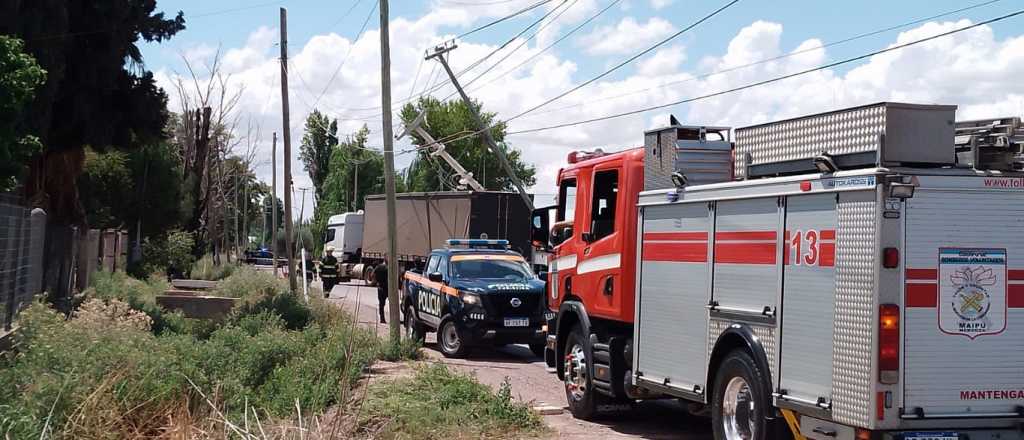Un camionero brasileño chocó un poste de luz en Maipú