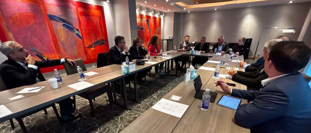 Los encuentros en Canad&aacute; que le dan esperanzas inversoras a Cornejo