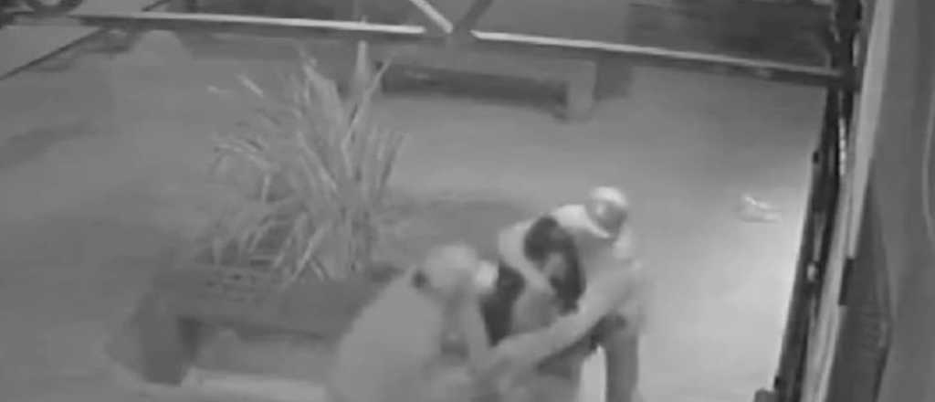 Video: una policía mató a un delincuente que le robó el celular