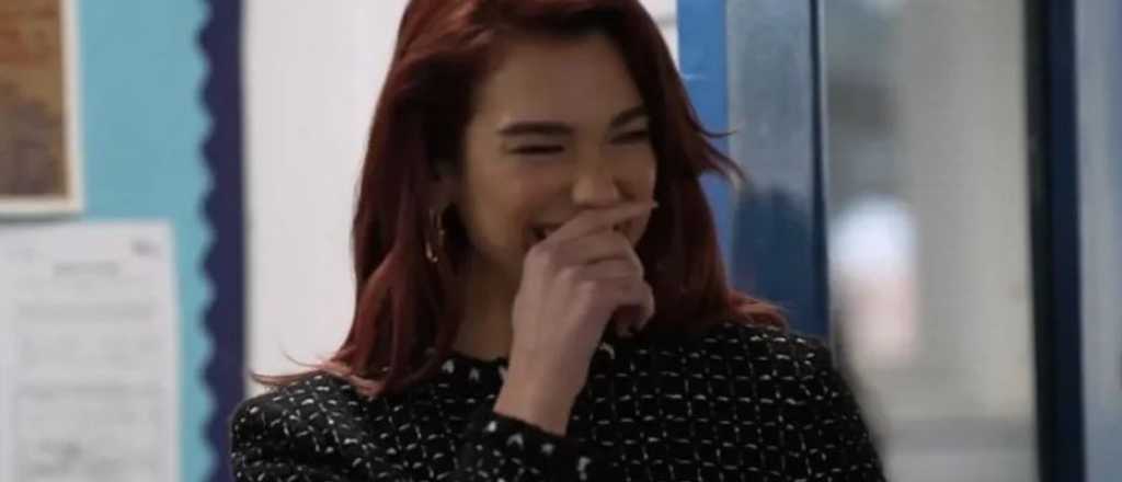 Video: Dua Lipa visit&oacute; su antigua escuela y le dio una sorpresa a los ni&ntilde;os