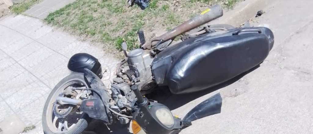 Una mujer llevaba a dos niños en moto, chocó en Rivadavia y está grave