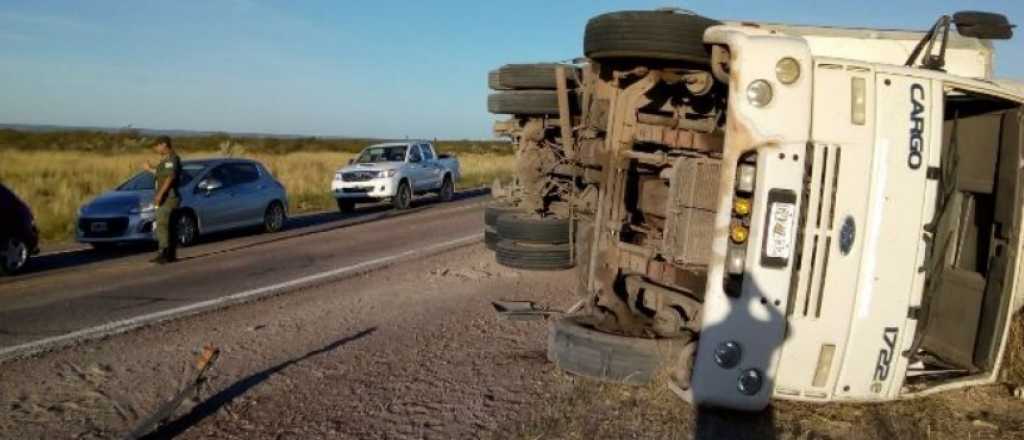 Volc&oacute; un cami&oacute;n con papas en la Ruta 40