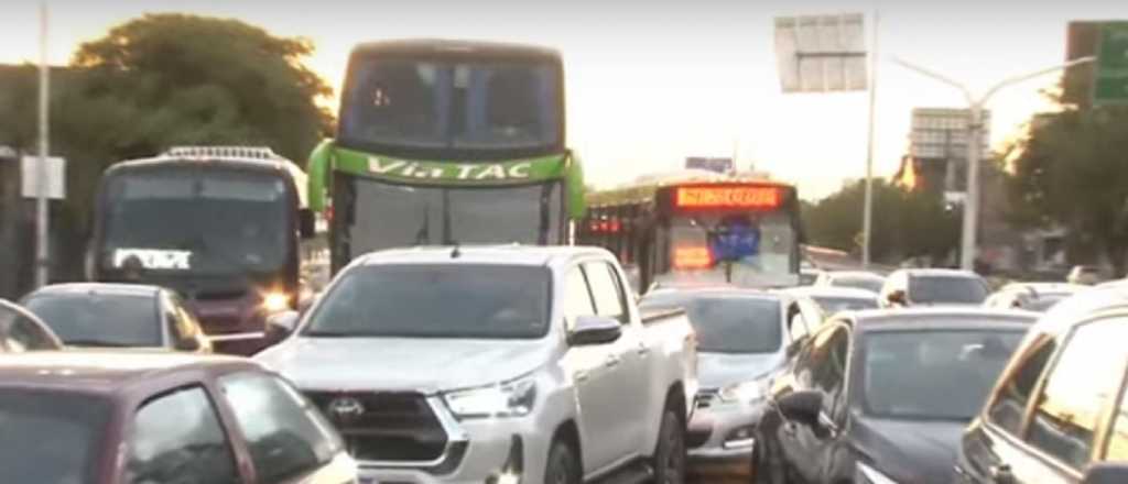 Un micro ocasionó caos vehicular en el ingreso a la Ciudad