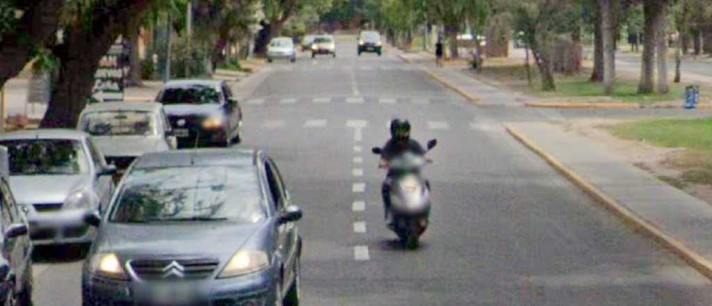 Un motociclista est&aacute; grave tras chocar contra un micro en Guaymall&eacute;n